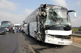 Antalya’da tur otobüsü ile kamyonun çarpıştığı kazada 1 kişi öldü, 6 kişi yaralandı