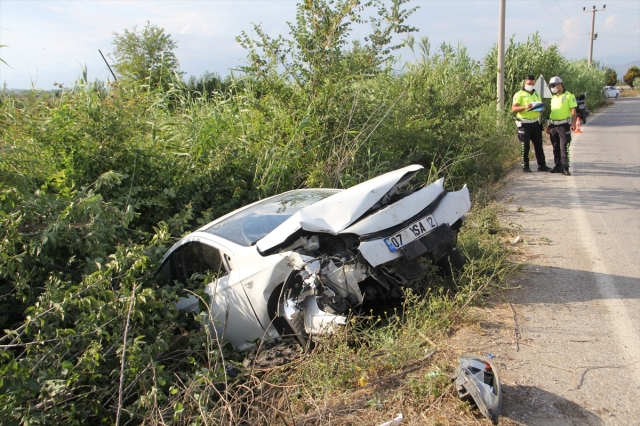 Antalya’da şarampole devrilen otomobilin sürücüsü yaralandı