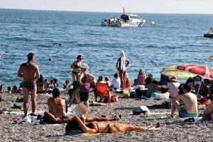 Boğulma ihbarı üzerine sahile gelen polisler bile keyiflerini bozamadı