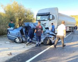 Antalya’da otomobil ile TIR, kafa kafaya çarpıştı: 4 ölü, 1 yaralı