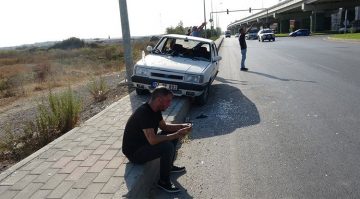 Kaldırıma çıkıp direğe çarpan otomobilin sürücüsü yaralandı