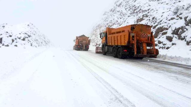 1825 metre rakımlı Alacabel’e mevsimin ilk karı yağdı