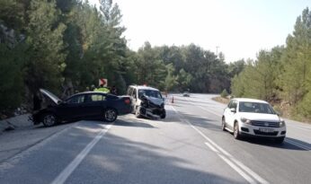 Antalya’da 2 aracın çarpıştığı kazada 5 kişi yaralandı