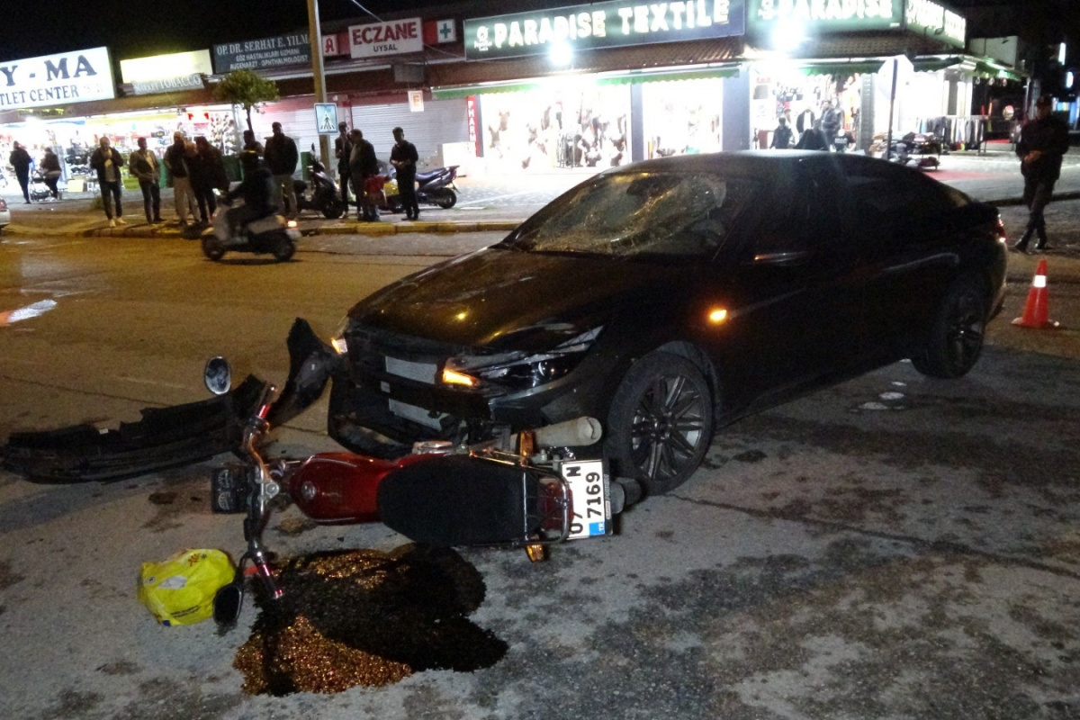 Antalya’da motosiklet ve otomobil çarpıştı: Motosiklet sürücüsü yaralandı