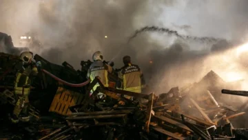 Antalya’da bir palet üretim tesisinde çıkan yangın kontrol altına alındı