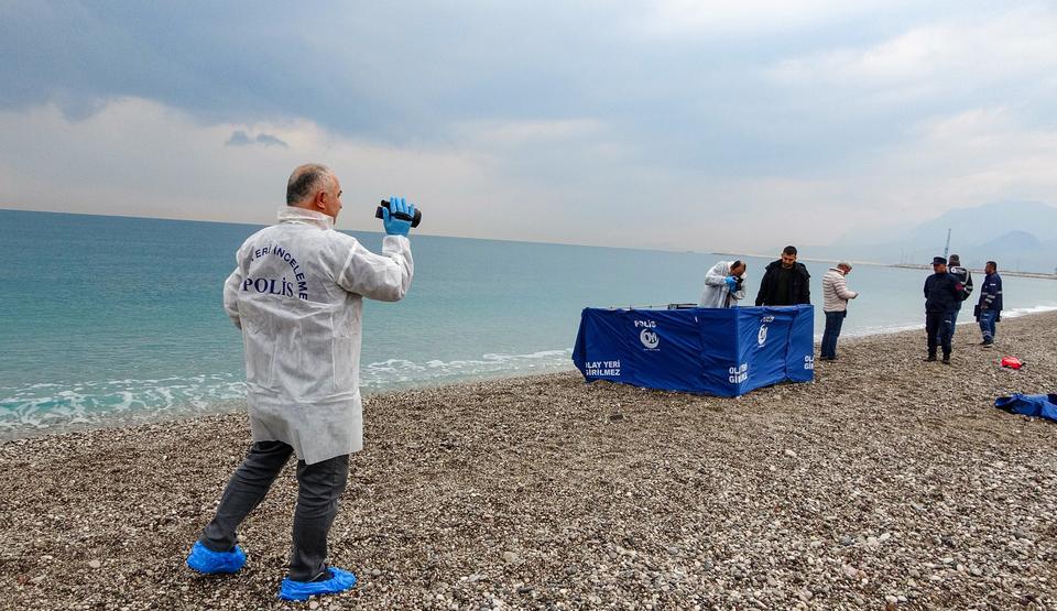 Antalya Konyaaltı Sahilinde Denizde Ceset Bulundu