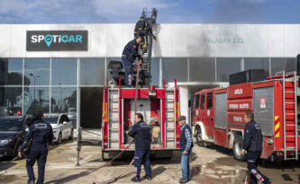 Antalya’da İkinci El Otomobil Bayisinin Depo Bölümünde Yangın Çıktı