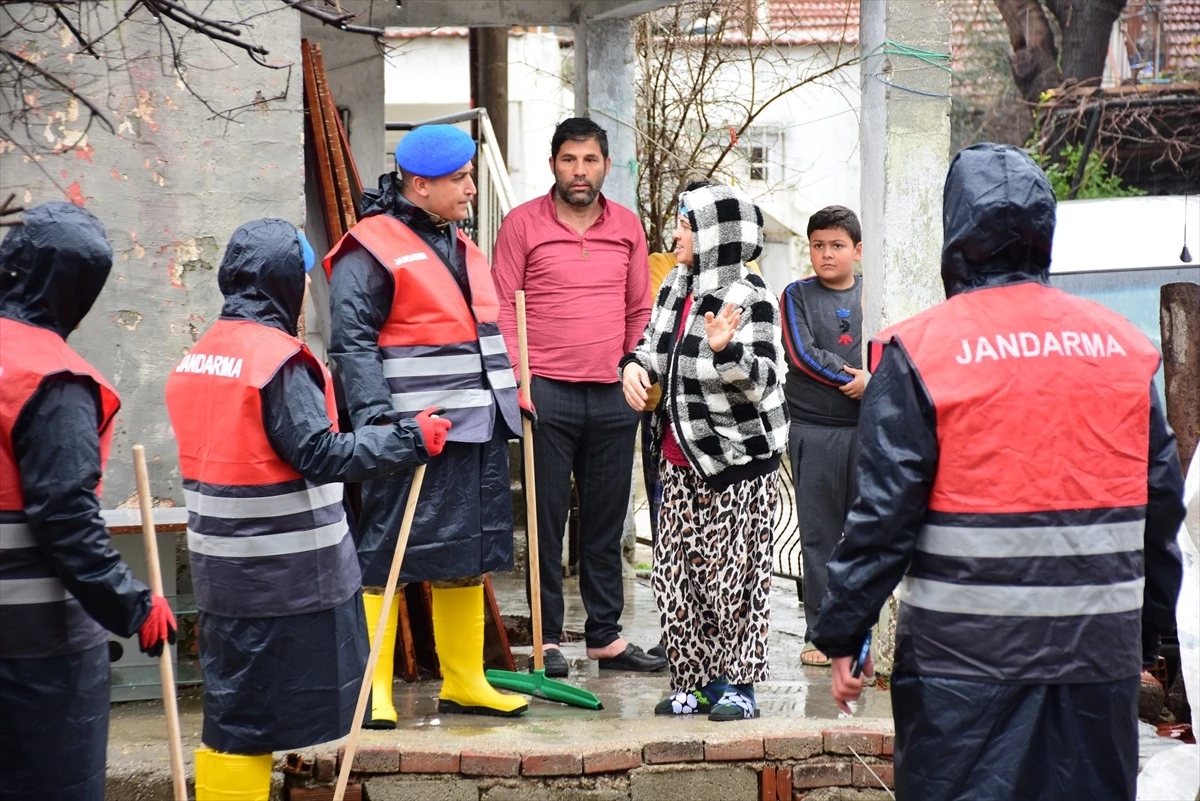 Antalya’da sağanak sonrası su baskınlarına karşı hasar tespit ve temizlik çalışmaları başladı