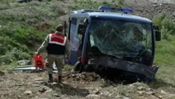 Antalya’da ceza infaz kurumu kamyoneti devrildi, bir kişi hayatını kaybetti