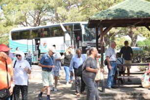 Kepez Belediyesi’nden Şefkat ve Huzurevi Sakinlerine Sarısu’da Keyifli Piknik