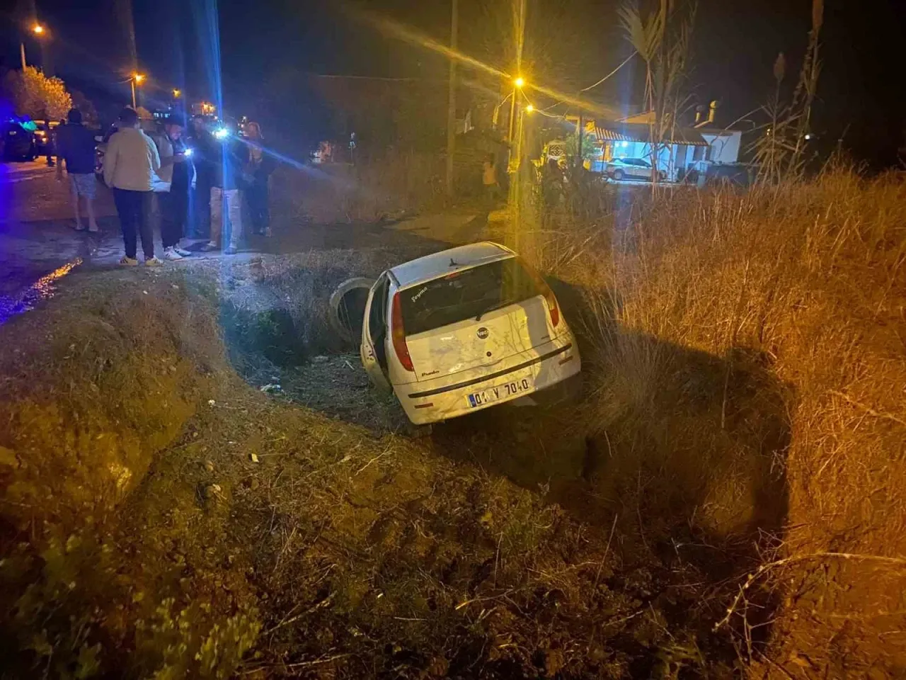 Antalya’da iki otomobil kavşakta çarpıştı: 3 yaralı – Antalya Hakkında