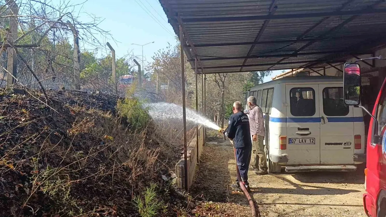 Ağaç ve çalılık yangınında kirpi telef oldu, kamyonet zarar gördü – Antalya Hakkında