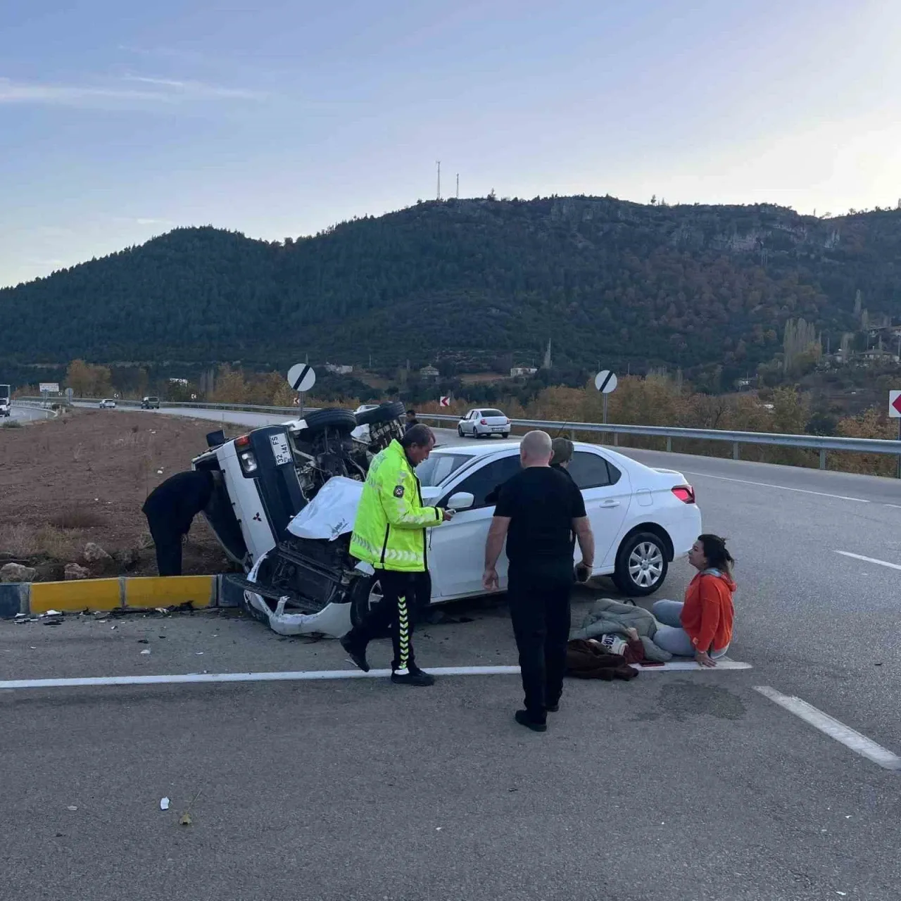 Isparta-Antalya karayolunda otomobil ile midibüs kavşakta çarpıştı: 5 yaralı – Antalya Hakkında