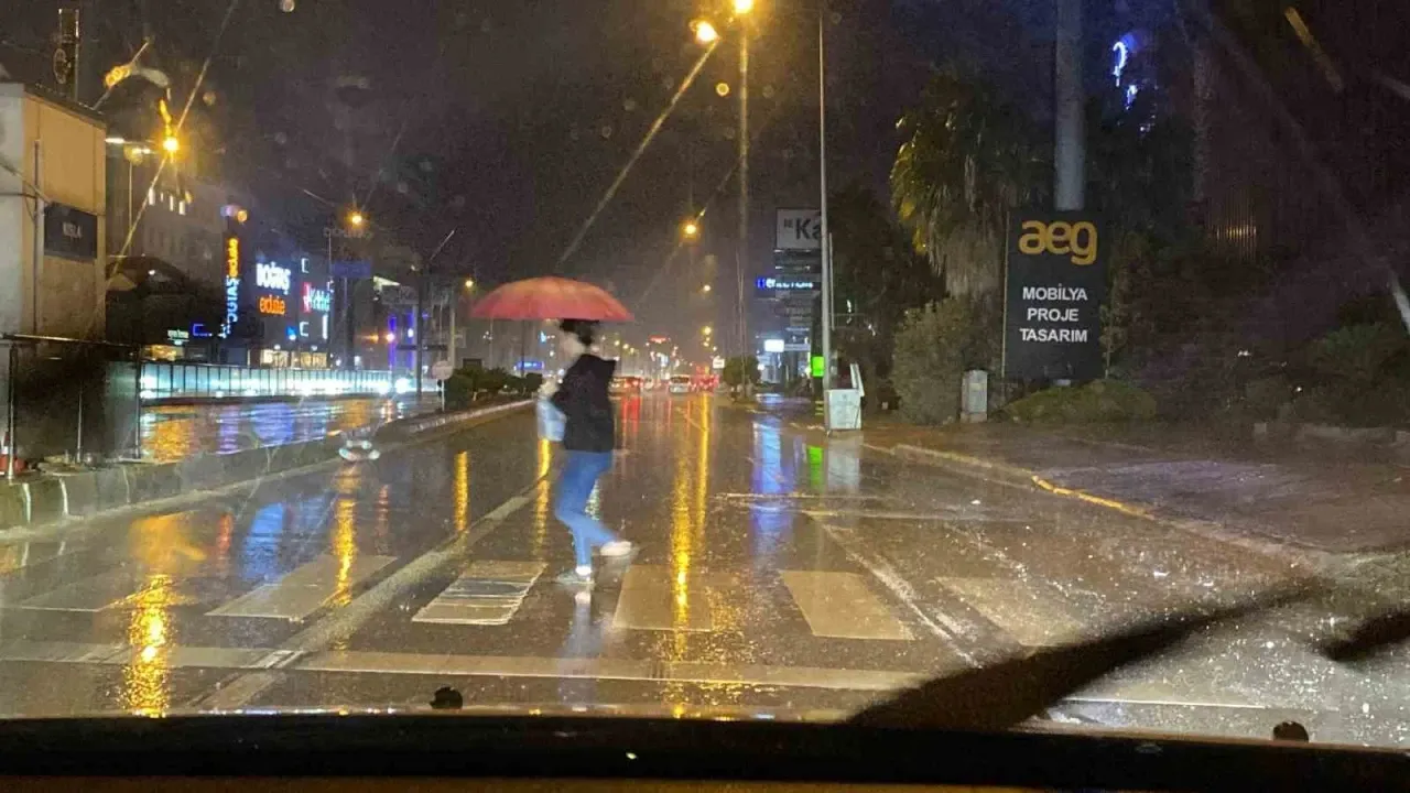 Antalya’da aniden bastıran sağanağa vatandaşlar hazırlıksız yakalandı – Antalya Hakkında