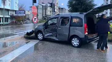 Antalya’da Ticari Araç ile Minibüs Kavşakta Çarpıştı