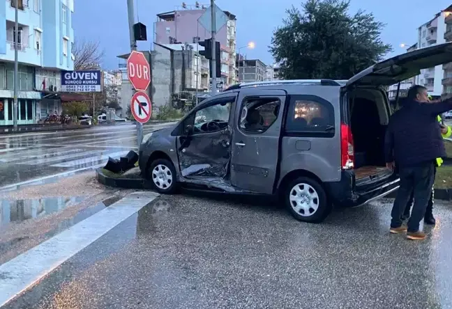 Antalya’da Ticari Araç ile Minibüs Kavşakta Çarpıştı