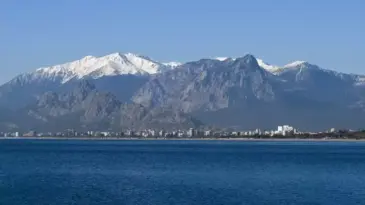 Antalya’da Güneşli Hava ile Sahillerde Yoğunluk