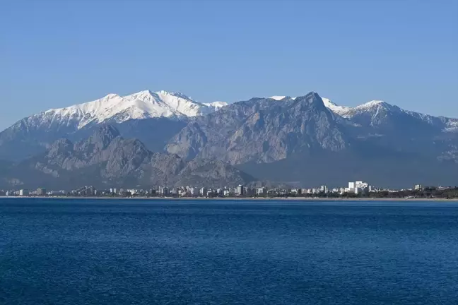 Antalya’da Güneşli Hava ile Sahillerde Yoğunluk