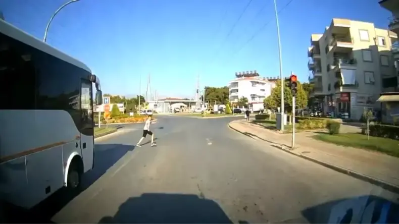 Ambulans Şoförü İki Kazayı Önledi