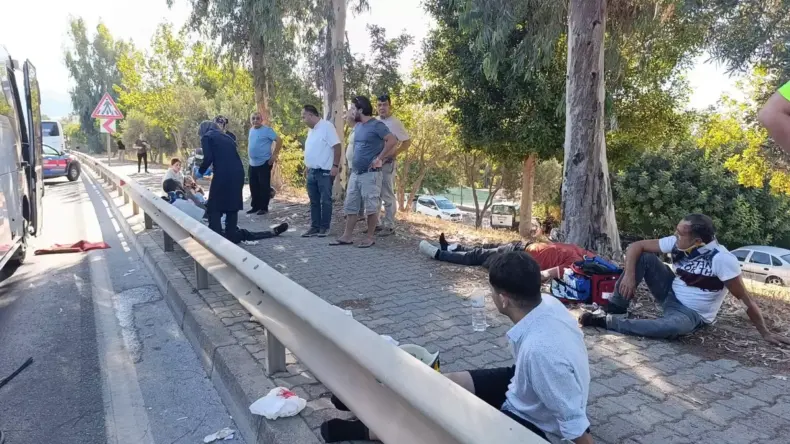 Alanya’da Midibüs Çarpıştı: Çok Sayıda Yaralı
