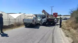 Manavgat’ta Kamyon-Otomobil Çarpıştı: 3 Yaralı