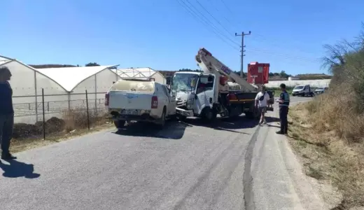 Manavgat’ta Kamyon-Otomobil Çarpıştı: 3 Yaralı