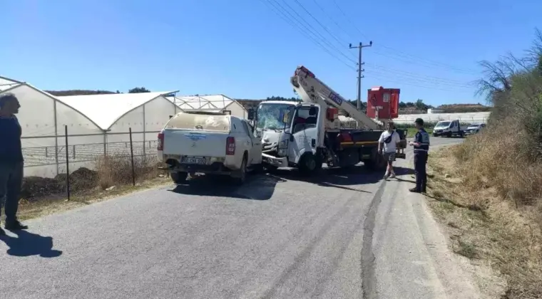 Manavgat’ta Kamyon-Otomobil Çarpıştı: 3 Yaralı