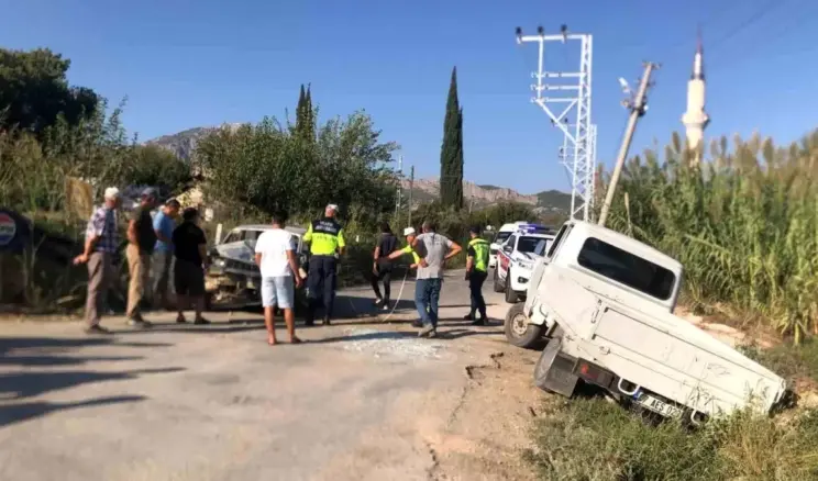 Antalya’da Otomobil-Kamyonet Çarpıştı
