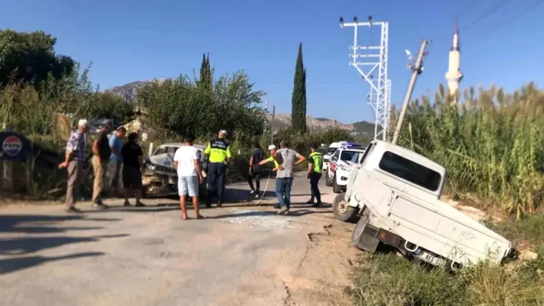 Antalya’da Otomobil-Kamyonet Çarpıştı