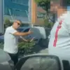 Tartıştığı Ukraynalı sürücünün önünü kesti, aracı yumrukladı