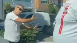 Tartıştığı Ukraynalı sürücünün önünü kesti, aracı yumrukladı