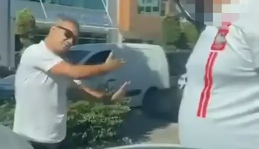 Tartıştığı Ukraynalı sürücünün önünü kesti, aracı yumrukladı