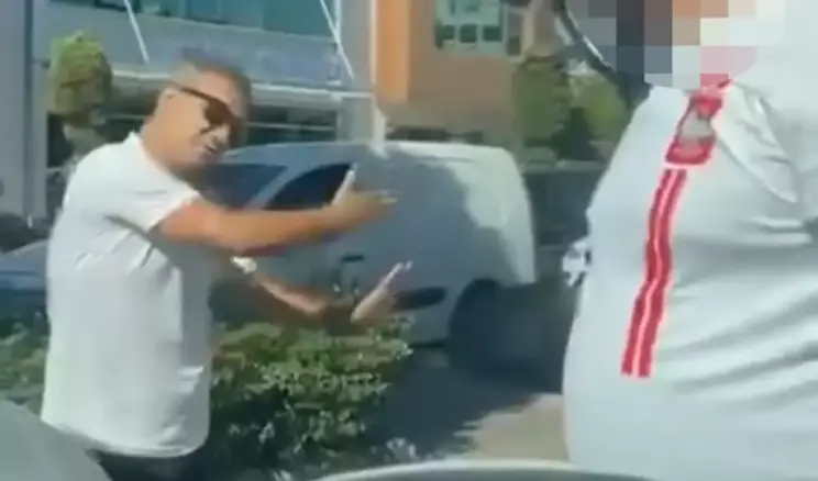 Tartıştığı Ukraynalı sürücünün önünü kesti, aracı yumrukladı