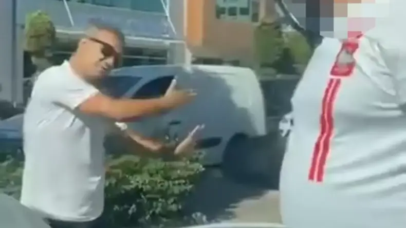 Tartıştığı Ukraynalı sürücünün önünü kesti, aracı yumrukladı