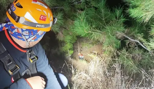 Uçuruma Düşen Turistler Kurtarıldı