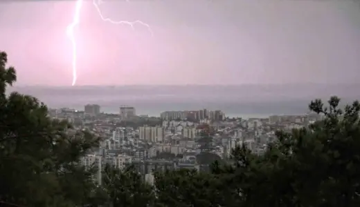 Gözde kentimizin üzerinde çakan şimşekler görsel şölen oluşturdu