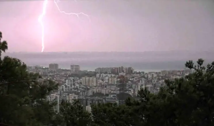 Gözde kentimizin üzerinde çakan şimşekler görsel şölen oluşturdu