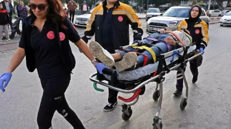 Antalya’da Motosikletten Yaralılar
