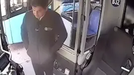 Yaşlı adamın otobüste unuttuğu içinde 4 bin euro olan çantanın başında adeta nöbet tuttu