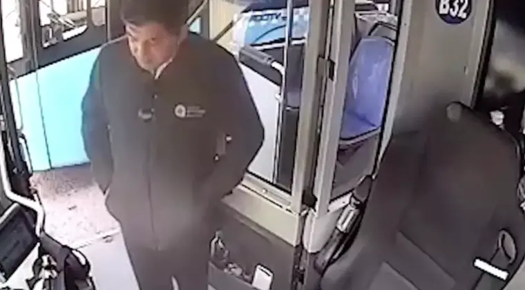 Yaşlı adamın otobüste unuttuğu içinde 4 bin euro olan çantanın başında adeta nöbet tuttu