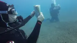 Dalgıçlar Su Altında Kitap Okudu