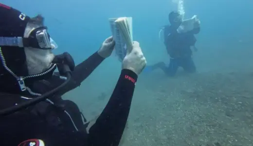 Dalgıçlar Su Altında Kitap Okudu