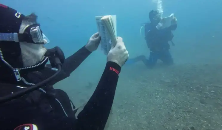 Dalgıçlar Su Altında Kitap Okudu