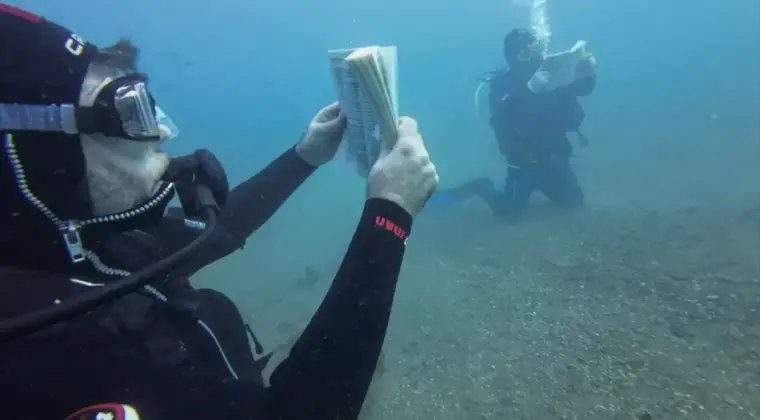 Dalgıçlar Su Altında Kitap Okudu