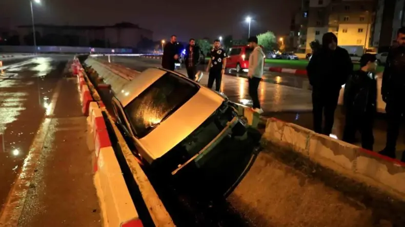 Antalya’da kaza, sürücü yara almadı