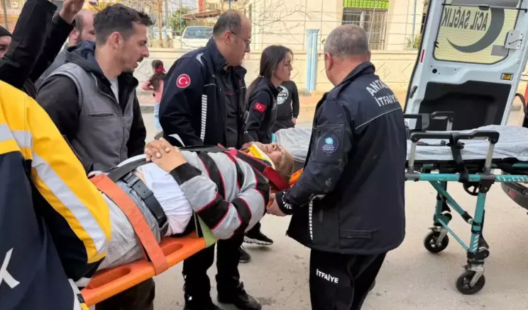 Antalya’da Asansör Boşluğuna Düşen Adam Yaralandı