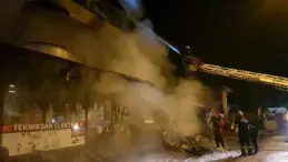 Elektrik malzemesi satan iş yerindeki yangın mahalleliyi sokağa döktü