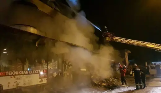 Elektrik malzemesi satan iş yerindeki yangın mahalleliyi sokağa döktü