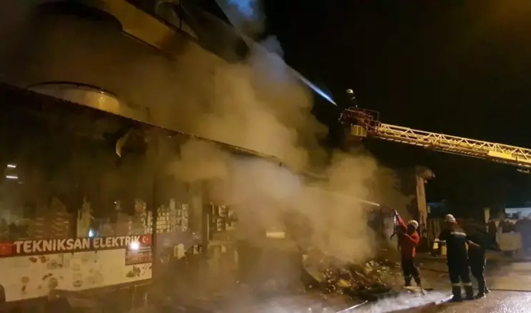 Elektrik malzemesi satan iş yerindeki yangın mahalleliyi sokağa döktü