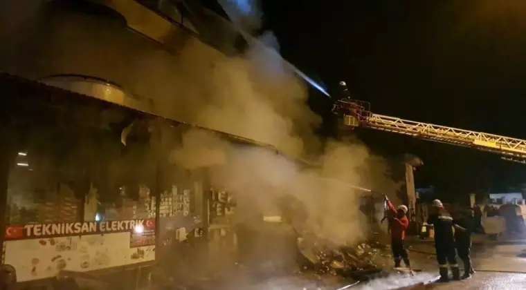 Elektrik malzemesi satan iş yerindeki yangın mahalleliyi sokağa döktü